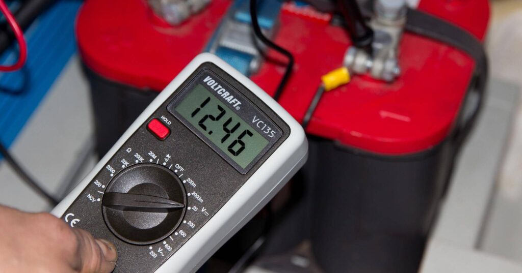Autoaccu testen met multimeter