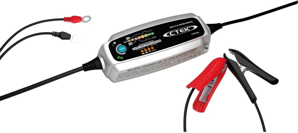 Welke acculader heb ik nodig? Automatische acculader aangesloten op een autoaccu.